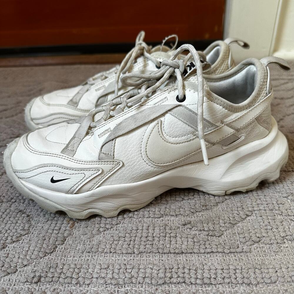 Nike Women's Sneakers in White and Gray